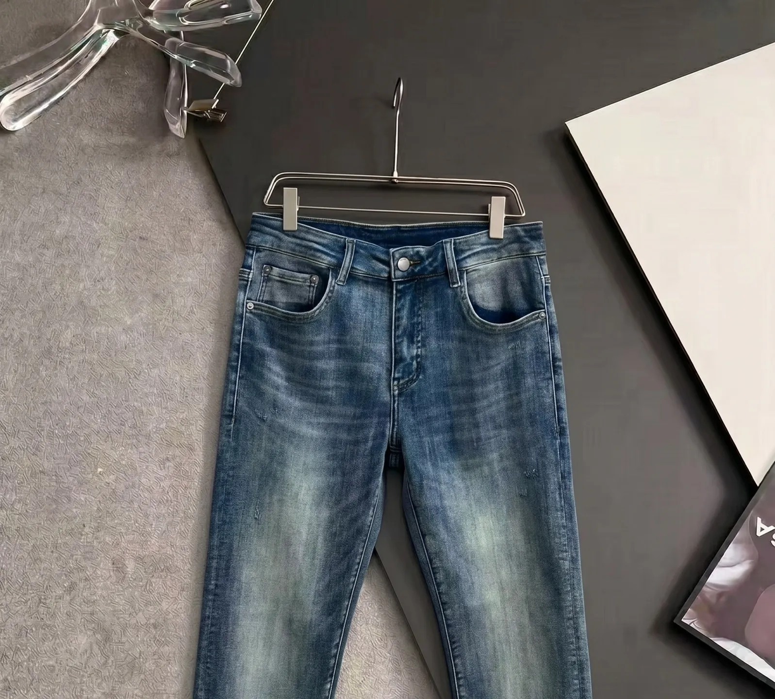 On 2026 spring and summer New Arrival men's jeans. Selected imported denim denim fabrics. Heavy-duty environmentally friendly washing. Soft feel. Wear-resistant. Small straight shape. Micro-elasticity makes you slim and slim. Perfect details. Hardware accessories are selected with high quality. Fine workmanship. Unparalleled. Sizes: 28-38. Shipped the next day.